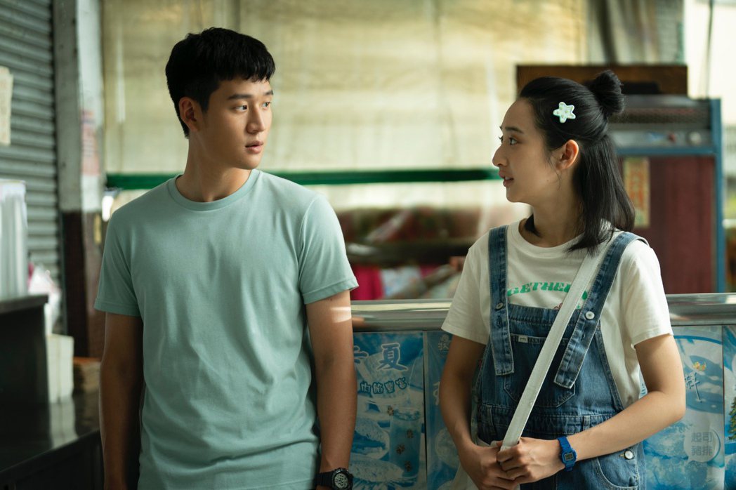 李沐(右)和周興哲(左)主演真實愛情故事改編電影「我吃了那男孩一整年的早餐」。圖...
