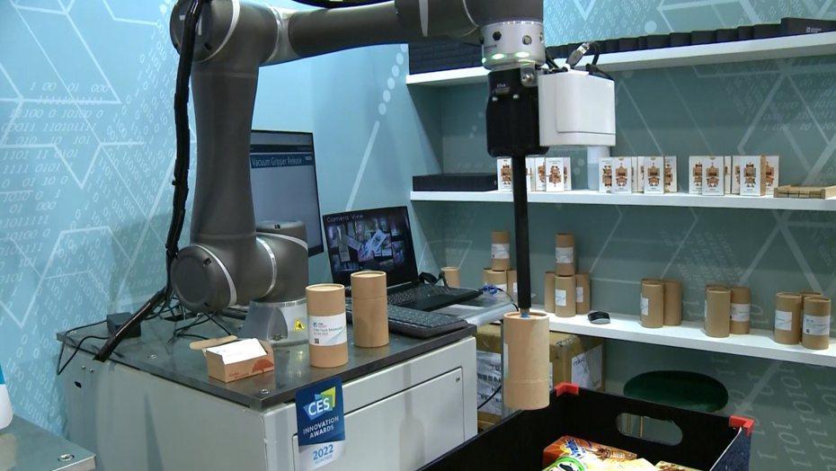 工研院「RGB-D AI機器人」是全球第一台將3D視覺感測與智慧取物做為標準配置的MIT協作型機器人，日前更獲得2022 CES創新獎。圖／工研院提供