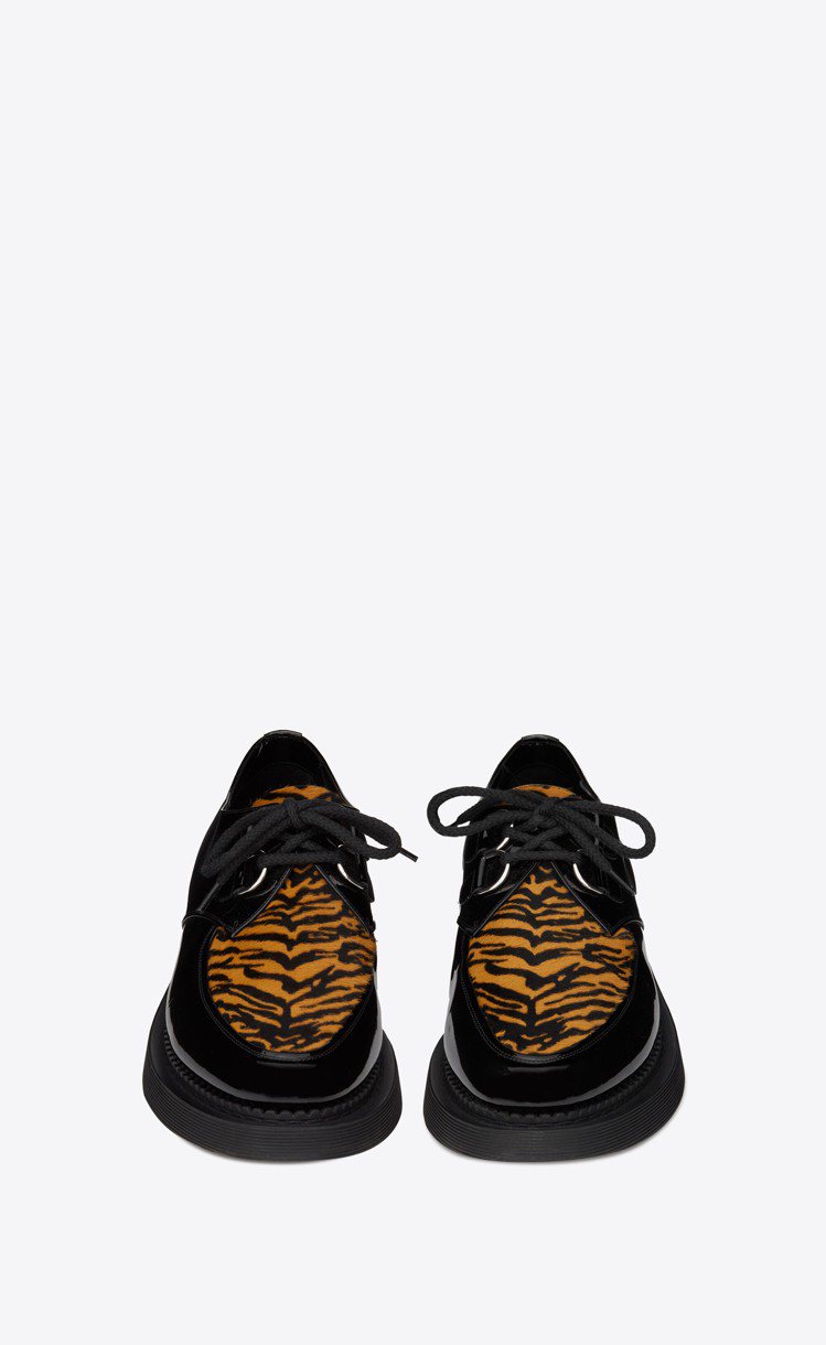 Teddy虎紋與亮面小牛皮皮鞋，29,450元。圖／Saint Laurent提...