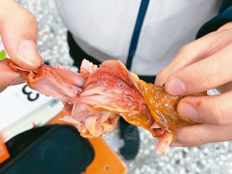 宜蘭縣中華國中、黎明國小的營養午餐中，部分烤雞腿骨肉仍有血色。圖／中華國中提供