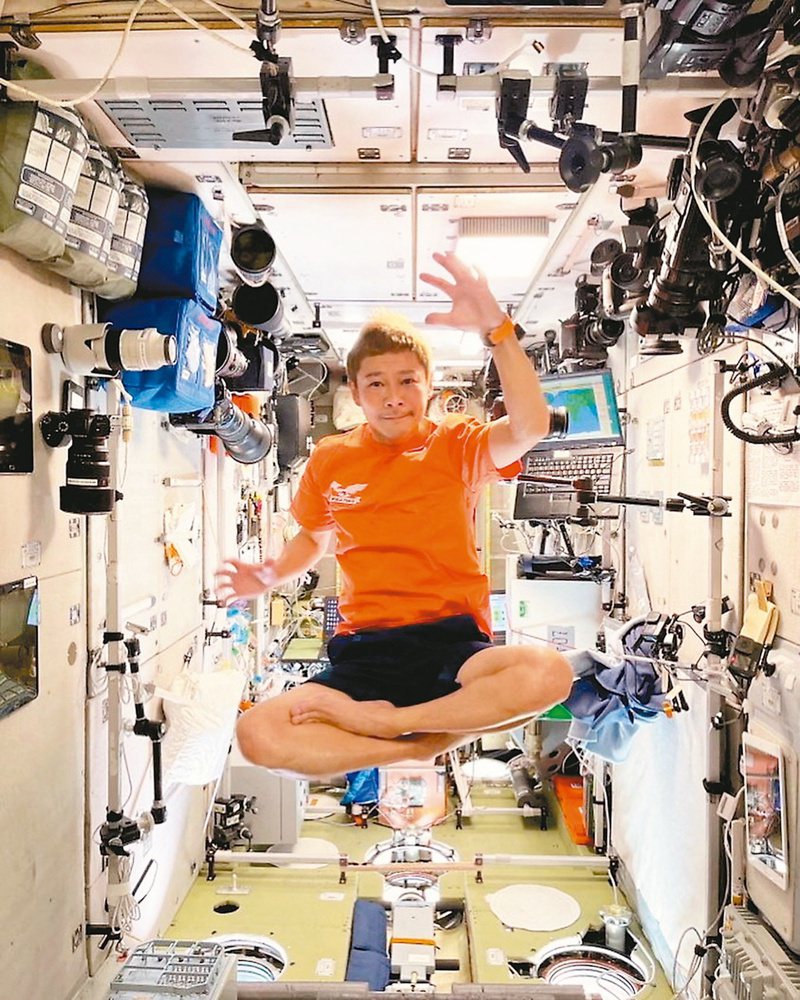 前澤友作 明年繞月 俄國聯合號太空船去年搭載前澤友作（圖）及其助理和一名同行的俄國太空人，在貝康諾太空發射場升空。明年前澤友作還計畫繞月旅行。（路透）