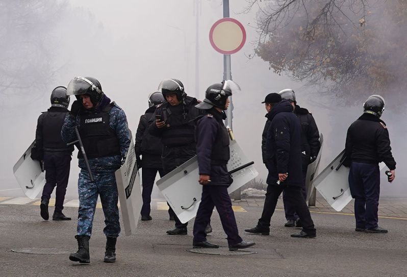 哈萨克镇暴警察5日在暴乱发生城市阿拉木图巡逻。法新社(photo:UDN)