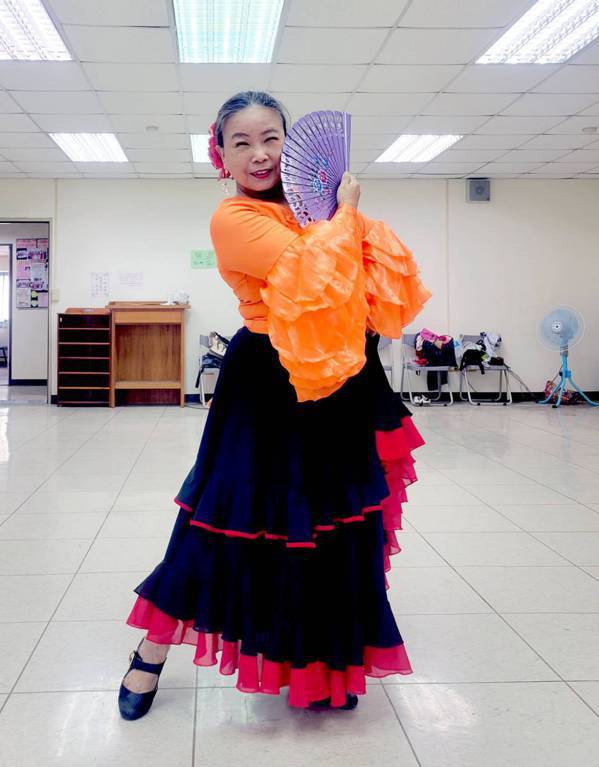 魏秀娟學佛朗明哥舞，享受準備、上課的時刻。 圖／魏秀娟提供
