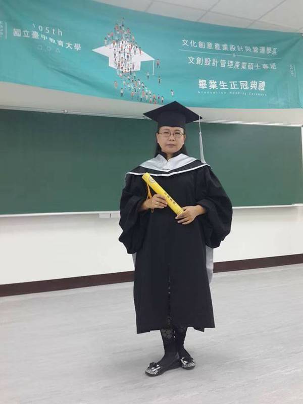 魏秀娟57歲取得碩士學位。 圖／魏秀娟提供