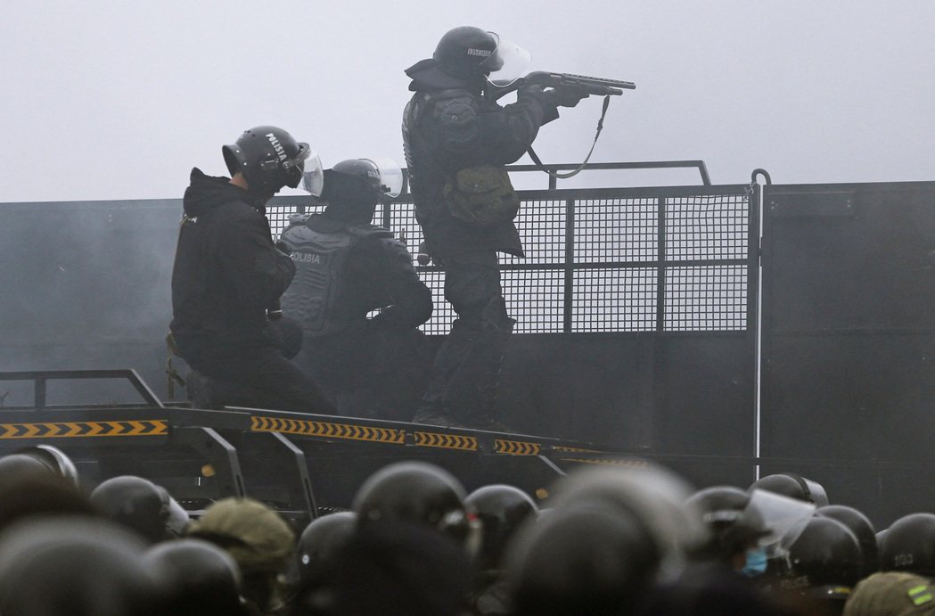 在哈薩克軍警的強硬鎮壓下，阿拉木圖的清場行動，也在6日深夜～7日清晨，以「軍警全...