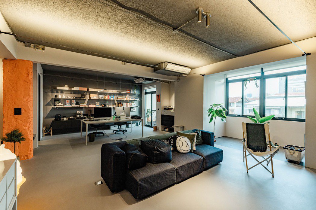 客廳、工作室、廚房和餐廳成為串聯一氣的開放式空間。 圖／Jimmy Yang攝影
