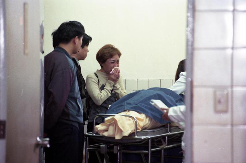 1998年1月7日，台北市臥龍街警察機械修理廠內的槍枝試射場疑因電線走火引燃隔音泡綿造成大火，造成4名警員殉職。圖／聯合報系資料照片