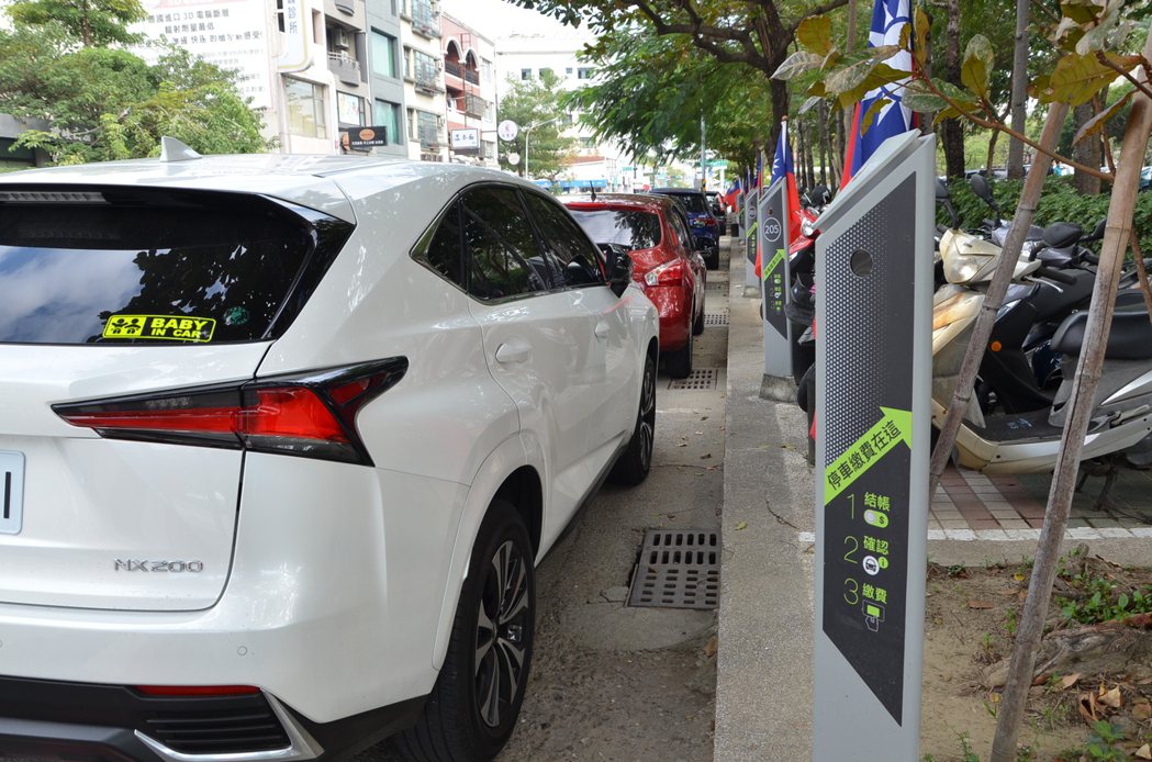 台南市2千席汽車格智慧停車柱將由原本每小時計費，改採半小時收費。圖／台南市交通局提供