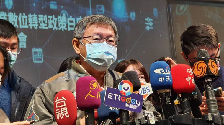 台北市長柯文哲上午參加北市後疫情時代產業數位轉型政策白皮書2.0活動後受訪。記者...