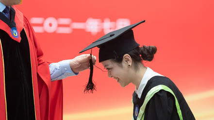 2021年中國大陸大學畢業生的平均起薪約為新台幣2.5萬元，雖仍低於台灣的2.8萬元，但差距已經有限；碩士起薪約為新台幣4.35萬元，已超過台灣的3.23萬元達1萬元之多。新華社