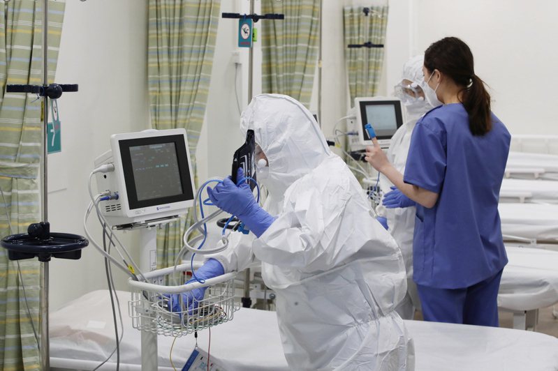 南韓首爾一間專門收治染疫病患醫院的醫護人員去年12月正在檢查醫療設備。歐新社