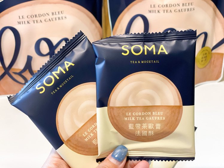 「SOMA」首度跨界聯名開發零食品項，推出「SOMA藍帶茶歐蕾法國酥」，售價50...