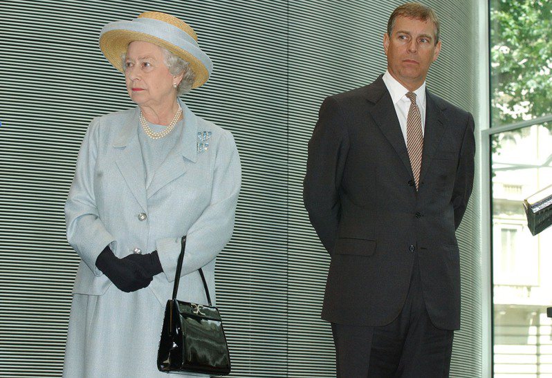英国女王伊丽莎白二世（左）与次子安德鲁王子（右）。美联社(photo:UDN)