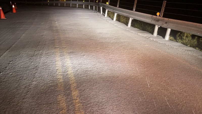台14甲線合歡山水晶宮路段今日晚間突降冰霰夾雪，目前道路路面白茫茫一片結冰。圖／公路總局提供