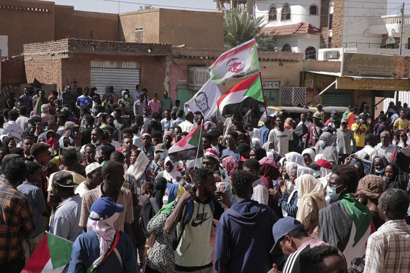 蘇丹在總理哈姆杜克辭職後陷入進一步動盪，圖為4日在首都喀土穆街頭的大規模反政變示威。美聯社