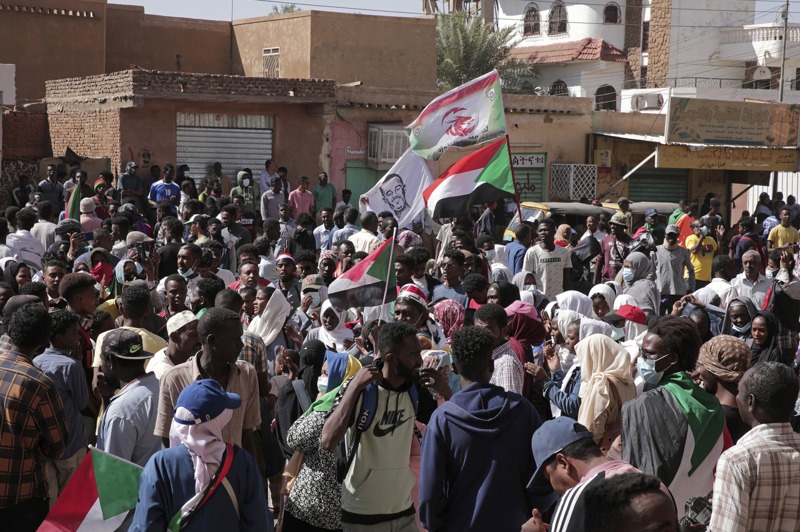 蘇丹在總理哈姆杜克辭職後陷入進一步動盪，圖為4日在首都喀土穆街頭的大規模反政變示威。美聯社