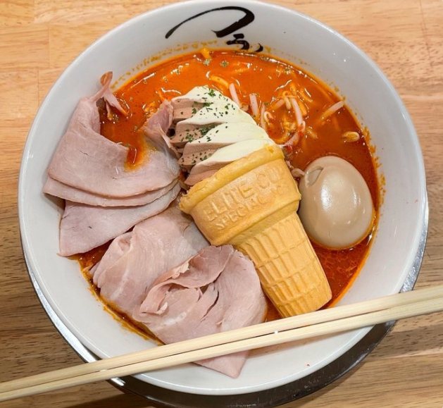 一名日本網友曬出「辣味味噌霜淇淋拉麵」，畫面太過衝擊，讓許多網友驚呼「能吃嗎？」圖擷自推特