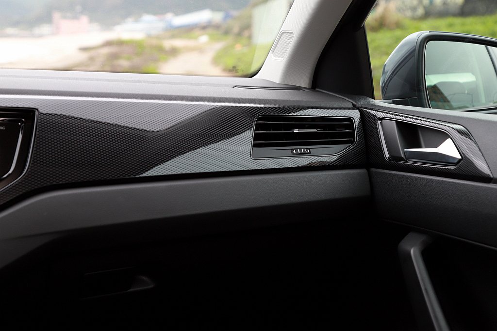 福斯Polo 230 TSI Life以及Tech的車艙氛圍，皆為帶有類碳纖維紋...