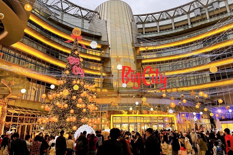 巨城聖誕樹歡樂氛圍，吸引外地民眾前來巨城拍照打卡同樂週年慶。圖／巨城提供