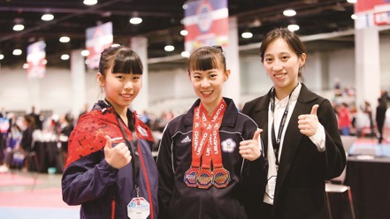 李映萱（右一）擔任教練帶領學生參與2019年跆拳道美國公開賽。（照片提供／李映萱）