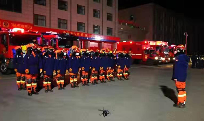 在門源縣傳出6.9級地震後，青海省西寧市消防救援隊員立即緊急集合。新華社