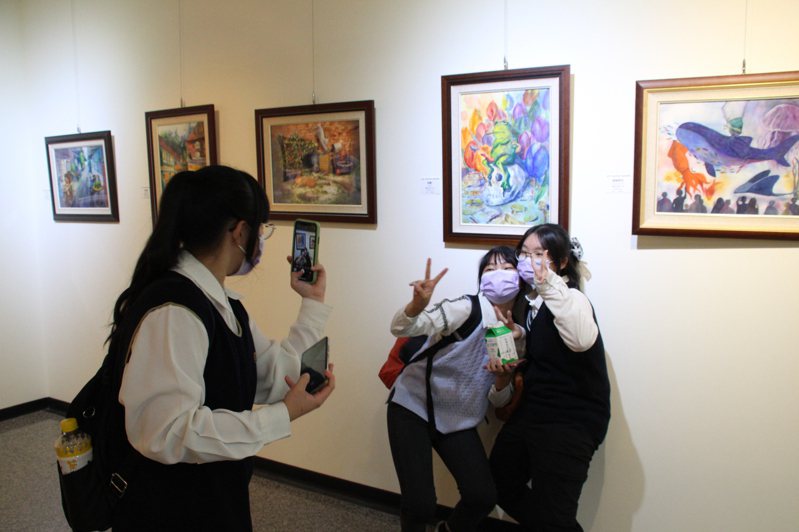 台中中港高中國中部第14屆美術班畢業展今天開幕。圖／中港高中提供