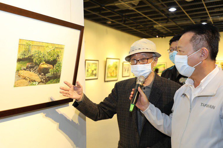 嘉義縣朴子市梅嶺美術館今起到27日，邀請90歲畫家林英哲（左）返鄉，展出「林英哲...