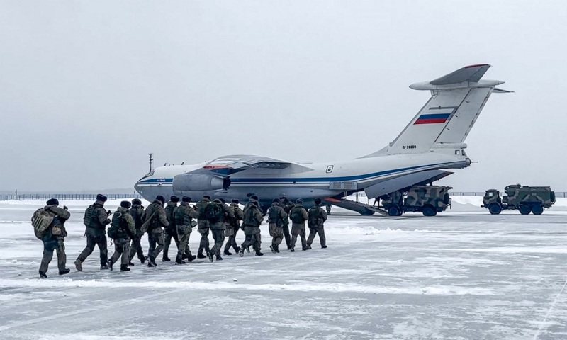 俄罗斯国防部6日释出影像，可见到俄军伞兵正要登上军用运输机前往哈萨克执行维和任务。法新社(photo:UDN)