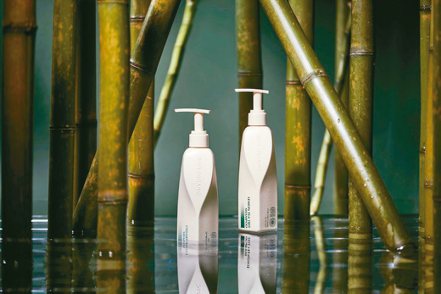 童顏有機全新環保「竹塑瓶」，瓶身設計以竹子的切面與竹葉線條為發想，並刻意凸顯出竹粉纖維的顆粒感。業者／提供