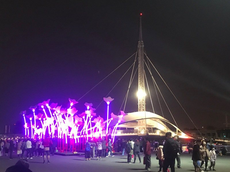 為迎接2022台灣燈會，高雄駁二藝術特區布置多件大型公共藝術品，「巨人的夢幻花園」由54朵2.5到6公尺不等高度的巨型喇叭花組成，入夜後光彩炫目，吸引許多遊客拍照。記者徐白櫻／攝影