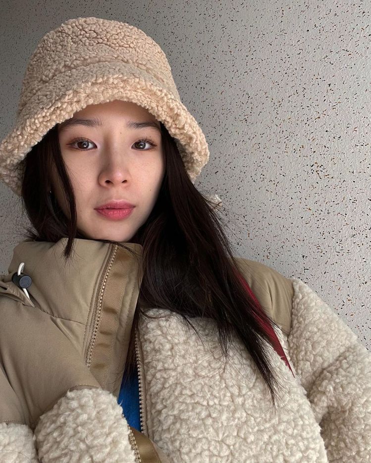 Irene Kim以The North Face的羽絨外套搭配同色系米色Ruslan Baginskiy羔羊漁夫帽。圖／取自IG