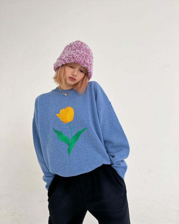 Lisa以韓國品牌Misu a BARBE毛茸茸的泰迪漁夫帽款、寶格麗項鍊，搭配Jungkook哥哥成立的GRAFFITIONMIND品牌鬱金香喀什米爾毛衣。圖／取自IG