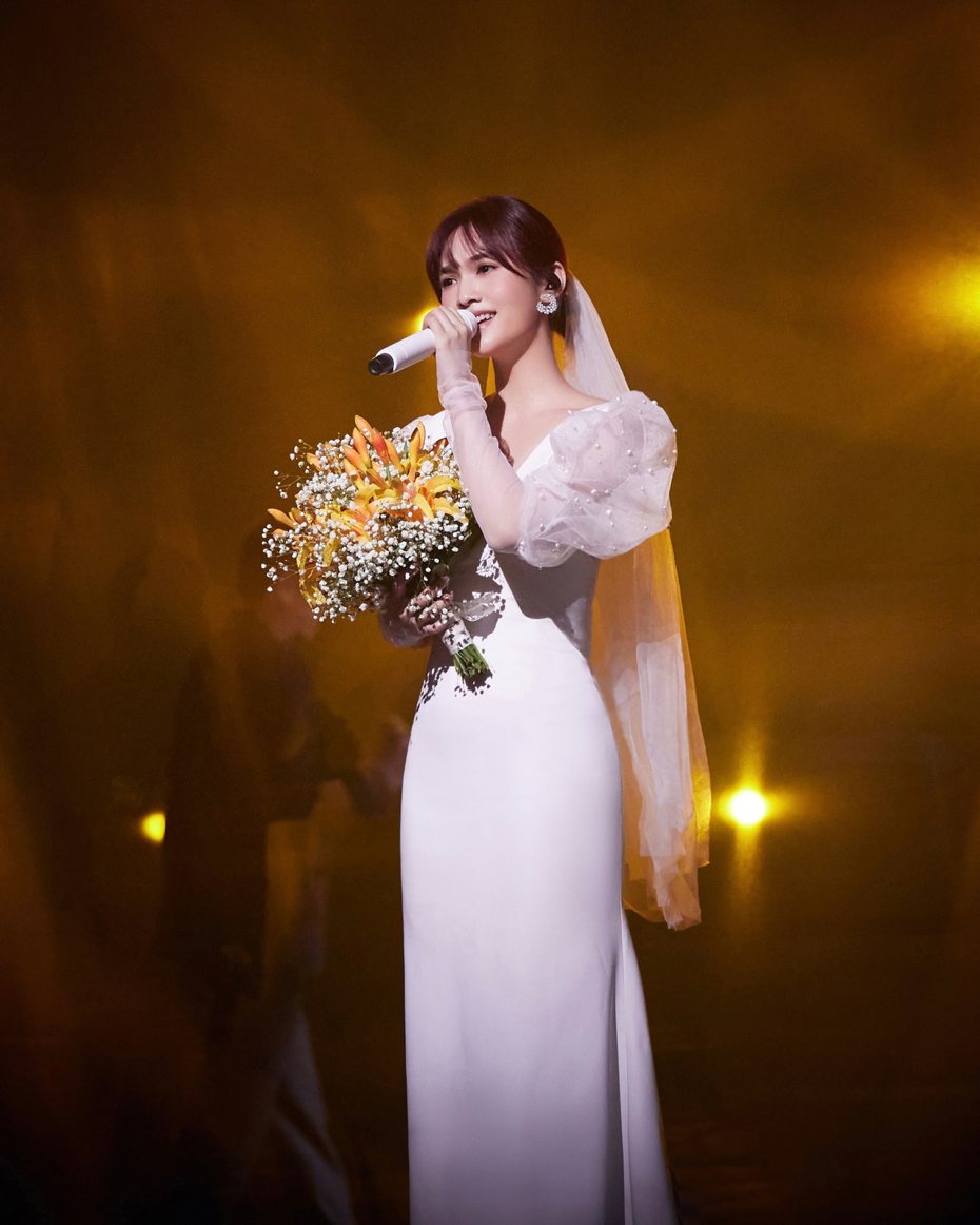 楊丞琳在「閃光的樂隊」節目上穿婚紗演唱。 圖／擷自楊丞琳IG
