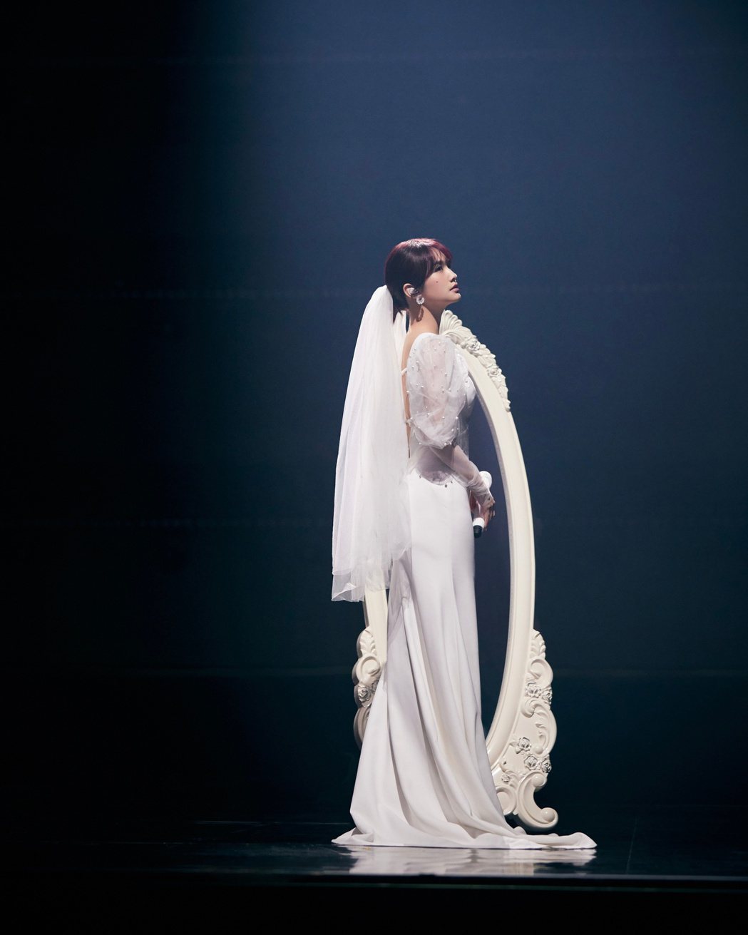 楊丞琳在「閃光的樂隊」節目上穿婚紗演唱。 圖／擷自楊丞琳IG