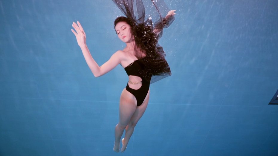 顏曉筠在水中做出超高難度的舞蹈動作。圖／民視提供
