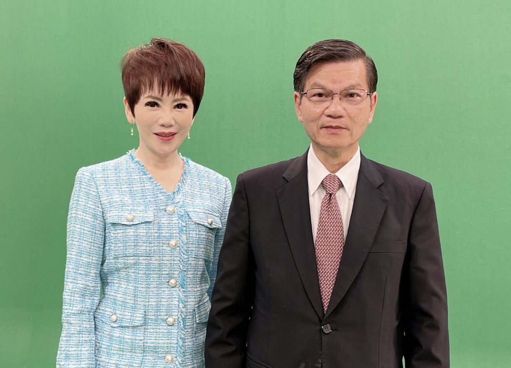 陳雅琳（左）日前專訪前中研院長翁啟惠。圖／華視提供