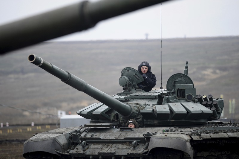 西方官員表示，俄軍已三面包圍烏克蘭，如果本周的談判破裂，最快本月就會出兵烏克蘭。圖為俄軍去年12月在靠近烏克蘭的羅斯托夫地區舉行軍事演習。美聯社