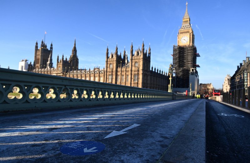 英国教育大臣札哈维9日示警称英国恐跟新冠病毒共存长达10年，图为伦敦知名的西敏桥。欧新社(photo:UDN)