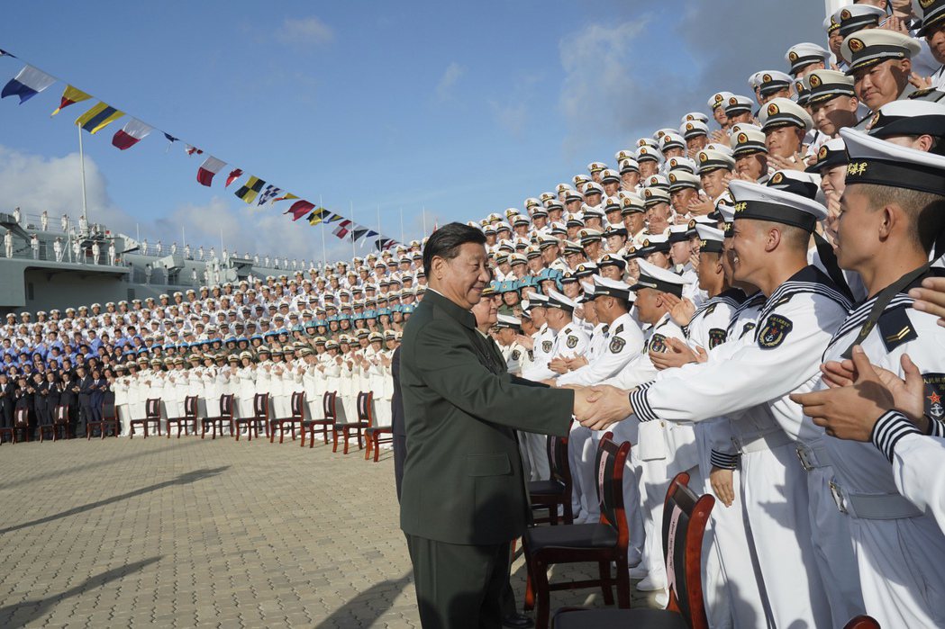 圖為兼任中共軍委主席的國家主席習近平2019年12月登上中國首艘航母「遼寧號」。 圖／美聯社