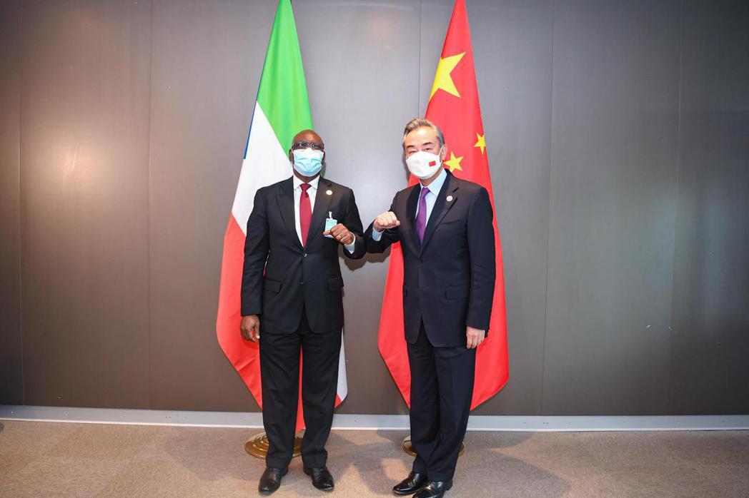 圖為中國外交部長王毅（右）2021年12月2日與赤道幾內亞外交部長奧約諾（左）會面。 圖／新華社