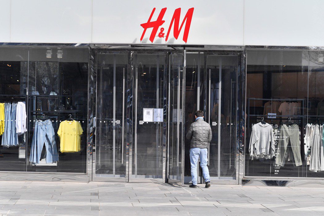 瑞典服飾企業H&M因聲明拒用新疆棉花，也曾遭中共共青團鼓動網友圍剿抵制。 圖／中新社