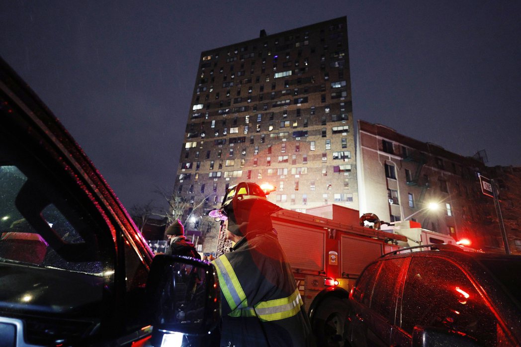 受到疫情與冬季暴風雪雙重夾擊的紐約市，9日發生一起重大死傷火警——一棟位於布朗克...