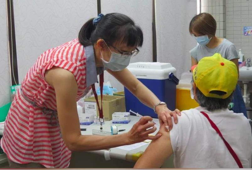 台北市疫苗預約系統今天開放預約，前30分鐘已預約完成6萬5258人，其中預約第1、2劑1846人，第3劑63412人。總預約率已達55%。。圖／本報資料照片