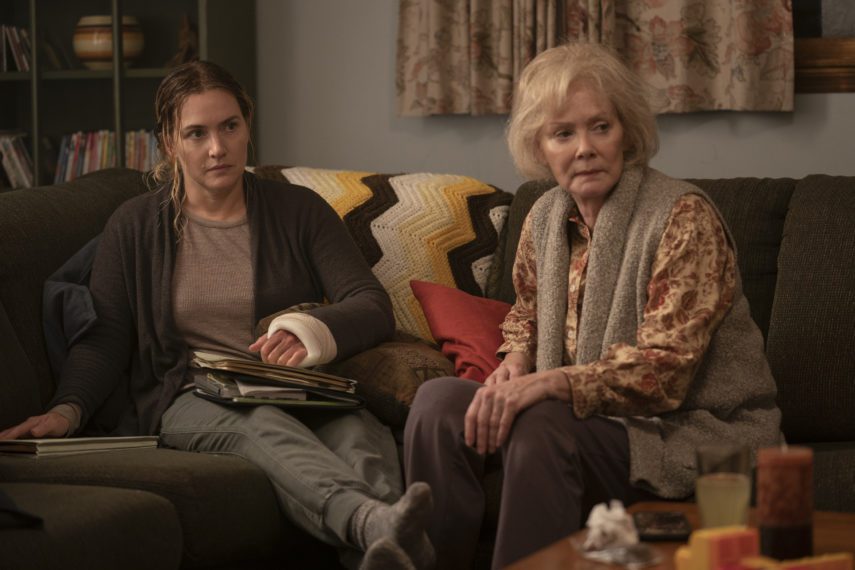 「東城奇案」凱特溫絲蕾（左）與劇中的母親珍史馬特，分別都成為今年金球獎不同項目的視后。圖／摘自imdb