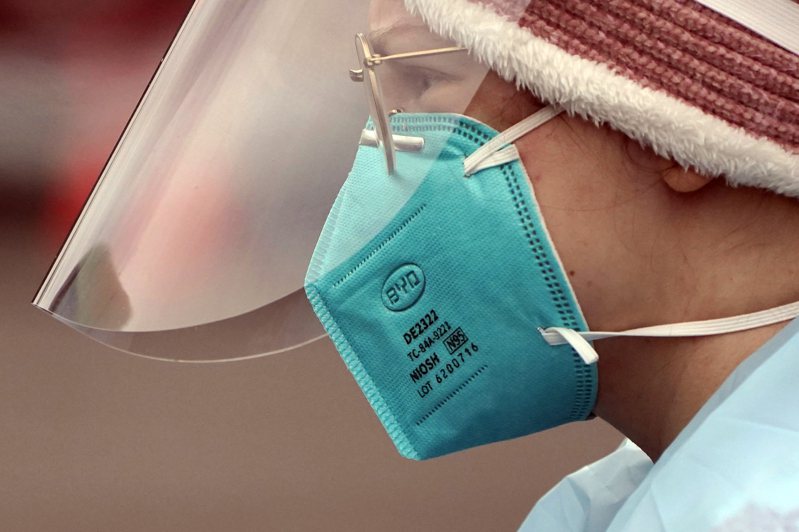 Omicron變種病毒造成全球新一波疫情，由於該病毒傳播能力更強，加拿大首席衛生官譚詠詩就呼籲民眾拋棄布口罩，並表示N95口罩能提供更好的保護力。美聯社