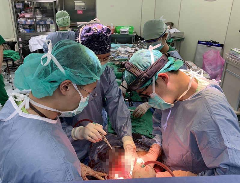 高醫吳柏宣醫師(右)與吳柏俞醫師(左)，日前在手術室一起執行肝臟移植手術，攜手挽救性命。記者王昭月／翻攝