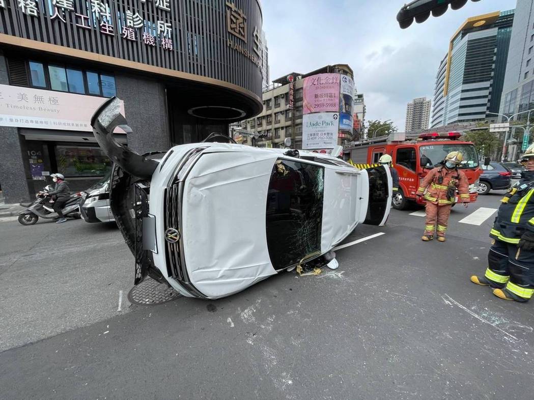 新北市板橋區一輛休旅車因不明原因翻車，車內2人一度受困，經消防隊脫困後，均無生命危險。記者翁至成／翻攝