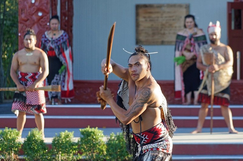 紐西蘭政府多年前由上而下推動保存原住民語言「毛利語」相關政策，如今被譽為成功兼顧英語、毛利語，是全球少數落實多元語言轉型的國家。圖為毛利人。圖／取自Pixbay