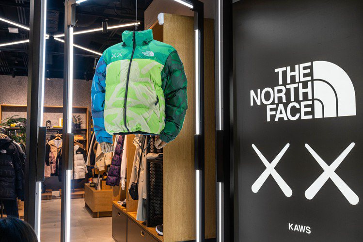 為了KAWS聯名款上市，The North Face也改變了台北101門市的店裝...