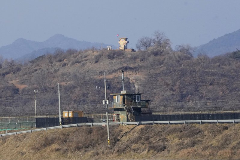 最新研究指每年有數百位脫北者離韓前往第三國，圖為隔著分界線對望的兩韓軍事哨所。美聯社